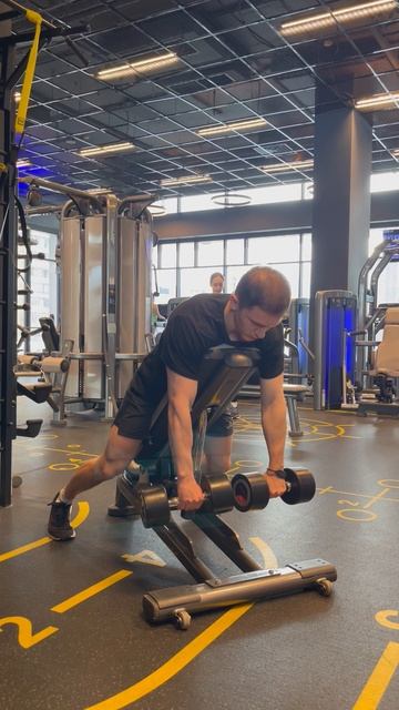 Отведение рук с гантелями на наклонной скамье