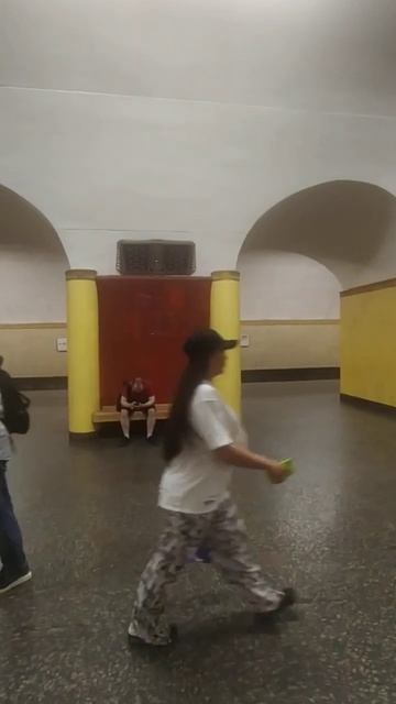 Ст. метро Рижская, Москва - интерьер, пассажиры, работники метро, прибытие поездов  Фрагмент 2