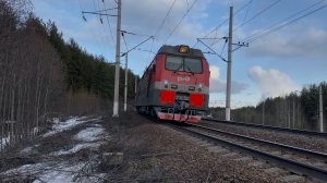 «Приветливый!» Электровоз «Ермак» 2ЭС5К-392 с грузовым поездом на перегоне, 2025 год