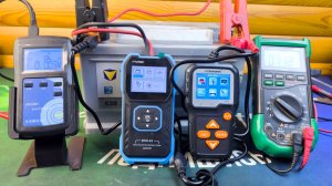 Сравниваю показания двух тестеров аккумуляторов FNIRSI И KONNWEI а так же по сопротивлению с YR1030+