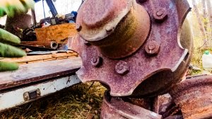 Колёсная ось и россыпь монет