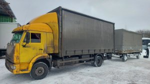 Чистим снег с прицепа и готовим его... Камаз 4308
