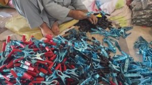 Изготовление клемм - крокодилов. Пакистан