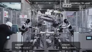 Человекоподобный робот Xiaomi работает в цеху сборки электроавто