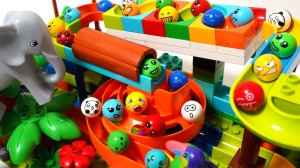 Мультики для детей и малышей. Строим трассу для шариков из Лего.