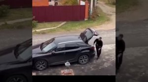 Когда у жены есть второй комплект ключей.