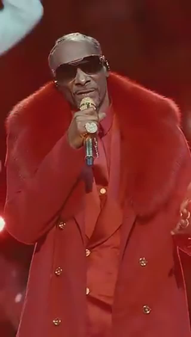 Snoop Dogg with a Christmas twist! 🎄 @Netflix _ NFL UK & Ireland (2)