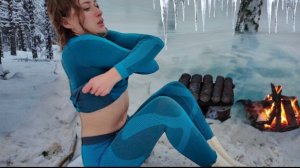 -20 градусов, молодая женщина выживает в зимнем лесу в прозрачном укрытии. Бушкрафт.