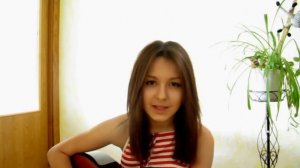 Про Маму - Красивая девушка под гитару красиво поёт.