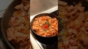 Сардельки в томатном соусе с макаронами.