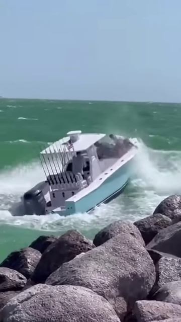 Он попытался засечь время выхода волны из бухты.