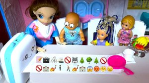 24 ЧАСА ОБЩАЮСЬ ТОЛЬКО СМАЙЛИКАМИ ЭМОДЗИ😁😁😁 Катя и Макс веселая семейка! Куклы в реальной жизни