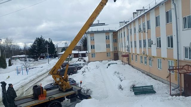 Работа полным ходом 🚜💪🫱🏻🫲🏼
Над нашим подъездом тоже чистят снег с крыши 👍