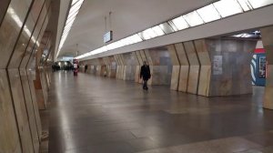 Ст. метро Сухаревская, Москва, Оранжевая Линия - интерьер, пассажиры, прибытие поездов