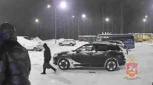 Задержаны трое подозреваемых в краже 10,5 млн рублей из автомобиля на парковке у ТЦ в Подмосковье