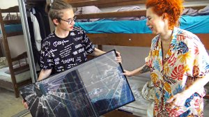 ГРИФЕР РАЗБИЛ ТЕЛЕВИЗОР ЗА 100 000 РУБЛЕЙ В РЕАЛЬНОЙ  ЖИЗНИ!