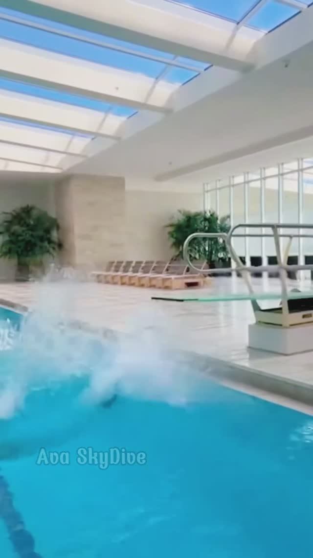 Прыгнула в бассейн