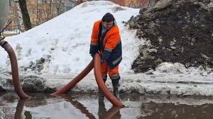 В Мытищах продолжается уборка территорий и наледи с крыш