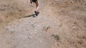 Огромные каменные блоки древних построек на археологических раскопках города Херсонес Таврический