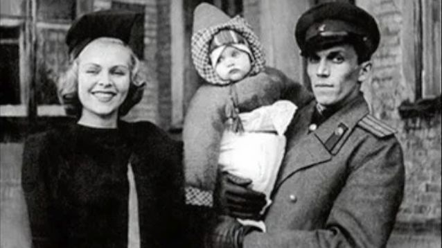 Редкие детские фото советских актеров со своими родителями. Часть 13