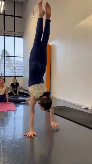 Танцы - база, акробатика - флекс 💪 Наши и не так могут) #студияаннысеровой #акробатика