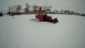 Шёл-шёл и сошёл с колеи. Минитрактор сел на брюхо в снегу. До сена доехать оказалось непросто