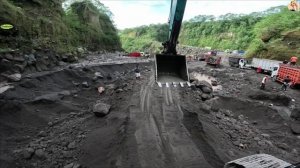 Строительство, экскаватор копает песок