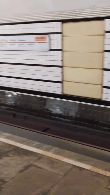 Ст. метро Проспект Мира, Москва - интерьер, пассажиры, работники метро, прибытие поездов  Фрагмент 3