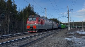 Электровоз «Ермак» 2ЭС5К-402 с ТЭМ2-7175 и грузовым поездом на перегоне, 2025 год