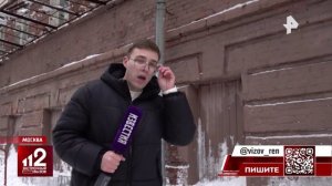 Упавший с крыши снег перегородил дорогу и рельсы в сторону центра Москвы