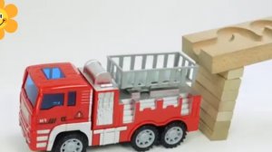 Скатываем разноцветные шарики для детей. Использую: машинки грузовые, горку. #дети #видеодлядетей