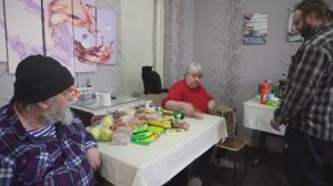 Получил пенсию поехал в продуктовый магазин вместе с женой показываю что я купил
