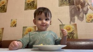 Самир Сам Самостоятельно Кушает 😋