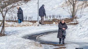 Оттепель обернулась трагедией: глыбы льда и снега калечат людей и разбивают машины