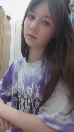 Кейси моет чёлку