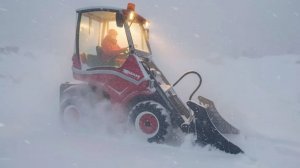 Мини трактор  / минни погрузчик НАНУК. Обзор теплой кабины