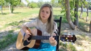 Очень красивая и милая девушка красиво поёт грустную песню