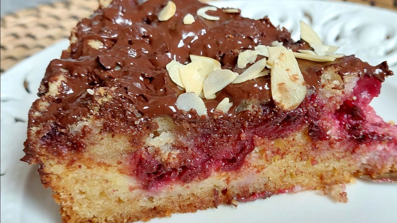 Пирог с вишней и шоколадом. Три теста – один вкус.