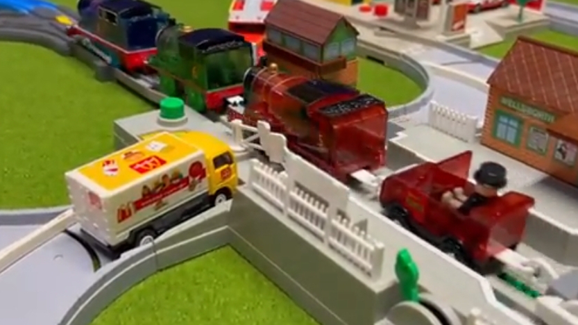 ПаровозикиТомас и его друзья учиться переезжать через мостик и развиваем дороги.детивидеодлядетей