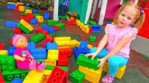 Дети едут играть в парк развлечений