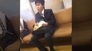 В Японии завирусилось видео с офисным работягой, который едет домой в метро, жуёт бутерброд и рыдает