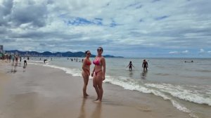 жара на пляжах в бразилии. красотки в бикини. океанский бриз