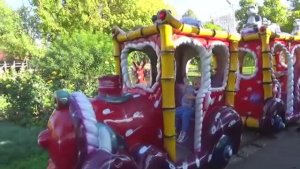 Настя и Макс ищут Хлою в парке аттракционов и на детской площадке - ВЛОГ [get.gt]