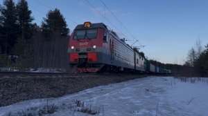 «Гуднул!» Электровоз «Ермак» 2ЭС5К-412 с грузовым поездом на перегоне, 2025 год