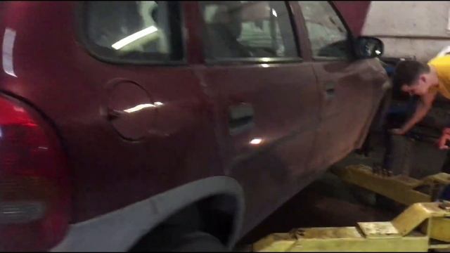 Opel Corsa B.  Замена передних амортизаторов, рулевых наконечников и заднего ступичного подшипника.
