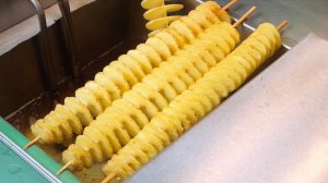 Скрученный золотой картофель - турецкая уличная еда