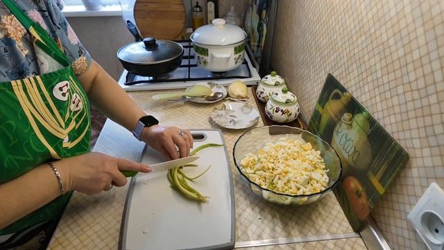 Куриные бедрышки в Аэрогриле / Витаминный салат / Прогулка в парке