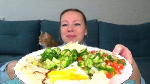 Мукбанг разгрузочный яйцо жареное, брокколи, салат овощной. Еда вкуснота.