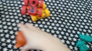 Мимимишки показывают конструктор и машины