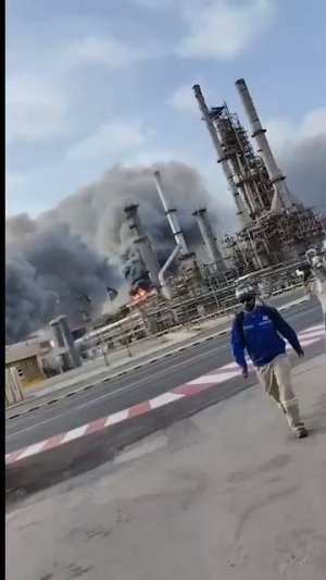 Кадры эвакуации работяг после взрывов на НПЗ Рас-Танура компании Saudi Aramco в Саудовской Аравии